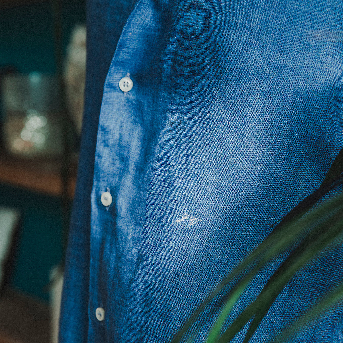 Primo piano di iniziali su camicia