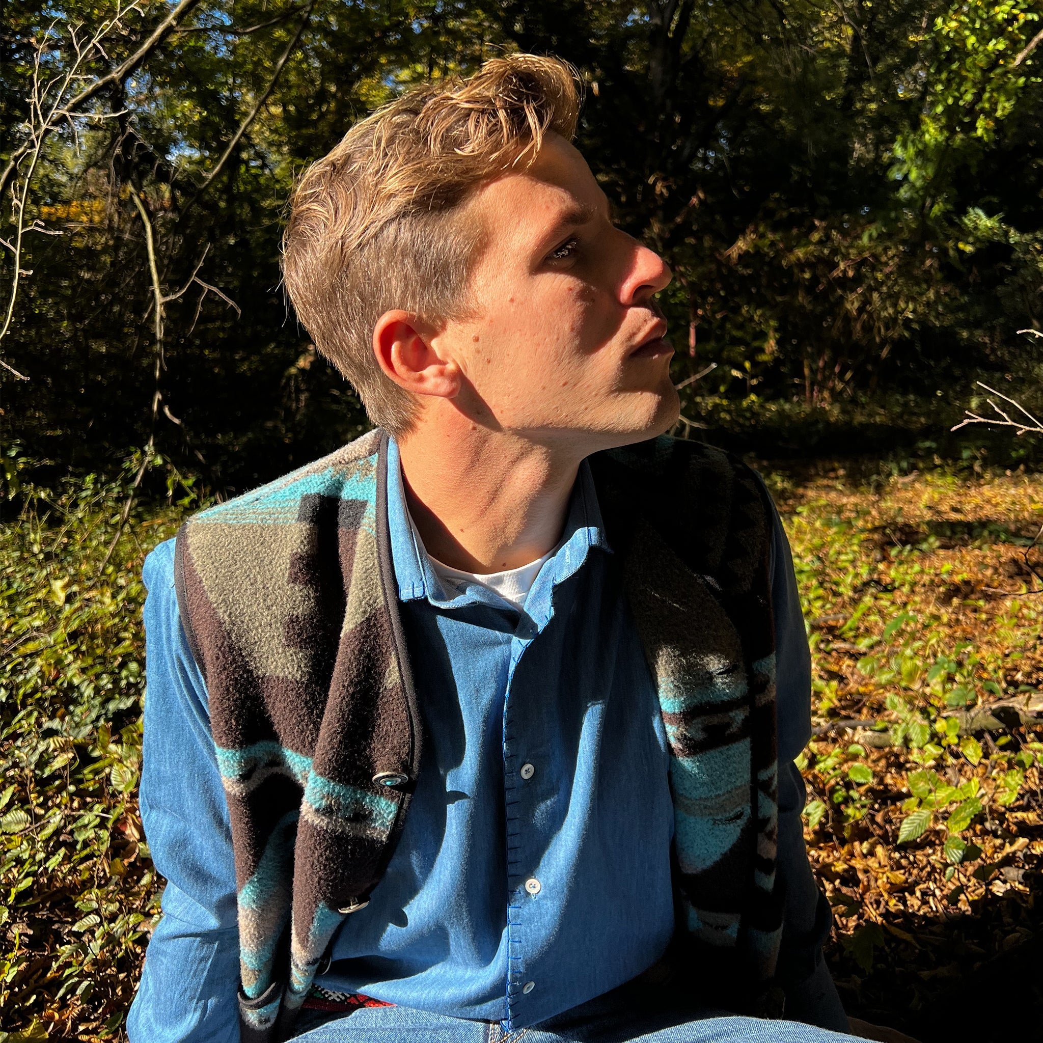 Camicia jeans con profili ricamati a mano indossata da modello- VALENSIA