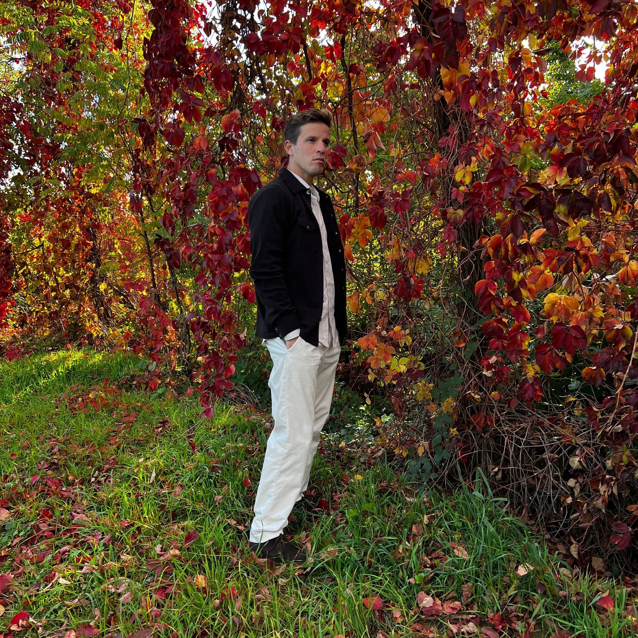 Camicia misto cashmere marrone indossata da modello in posa sul lato- VALENSIA