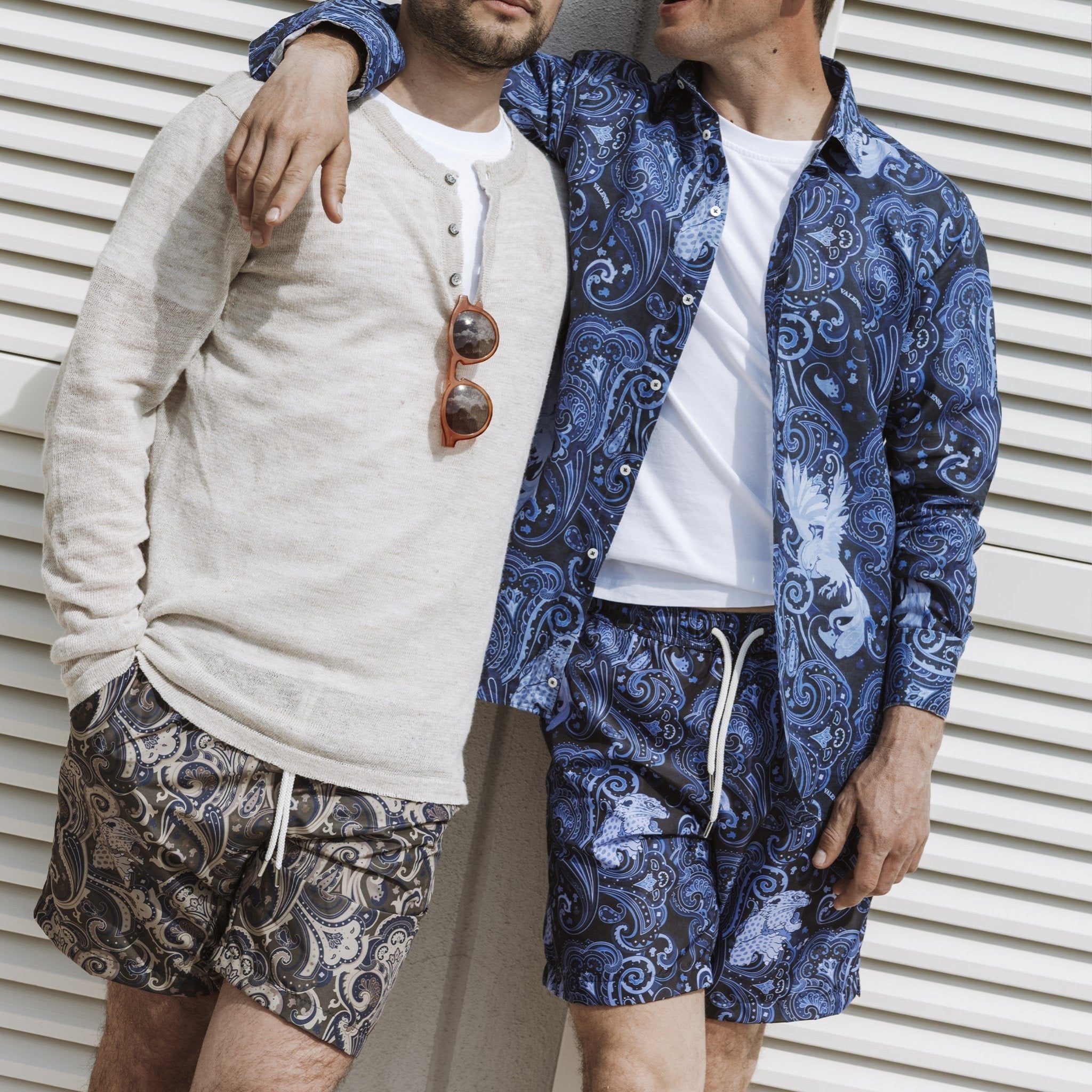 Due modelli mostrano i costume da bagno in fantasia verde, uno sui toni del verde e uno in blu.- Valensia