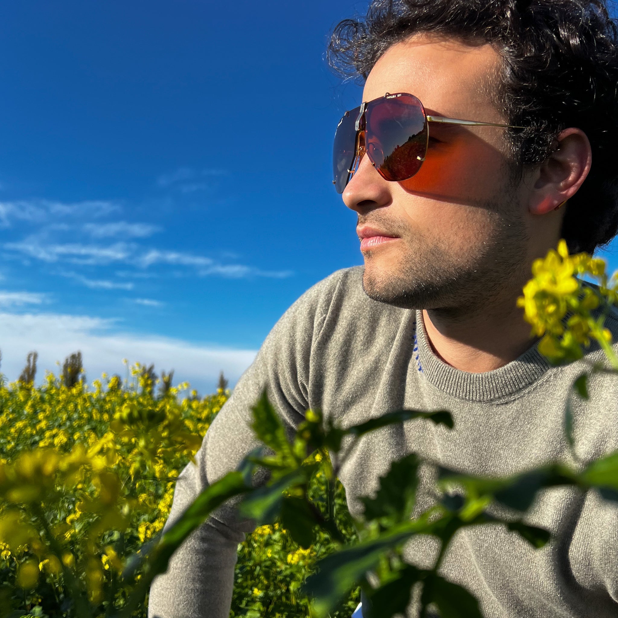 Maglione girocollo verde salvia cashmere primo piano di profilo - VALENSIA