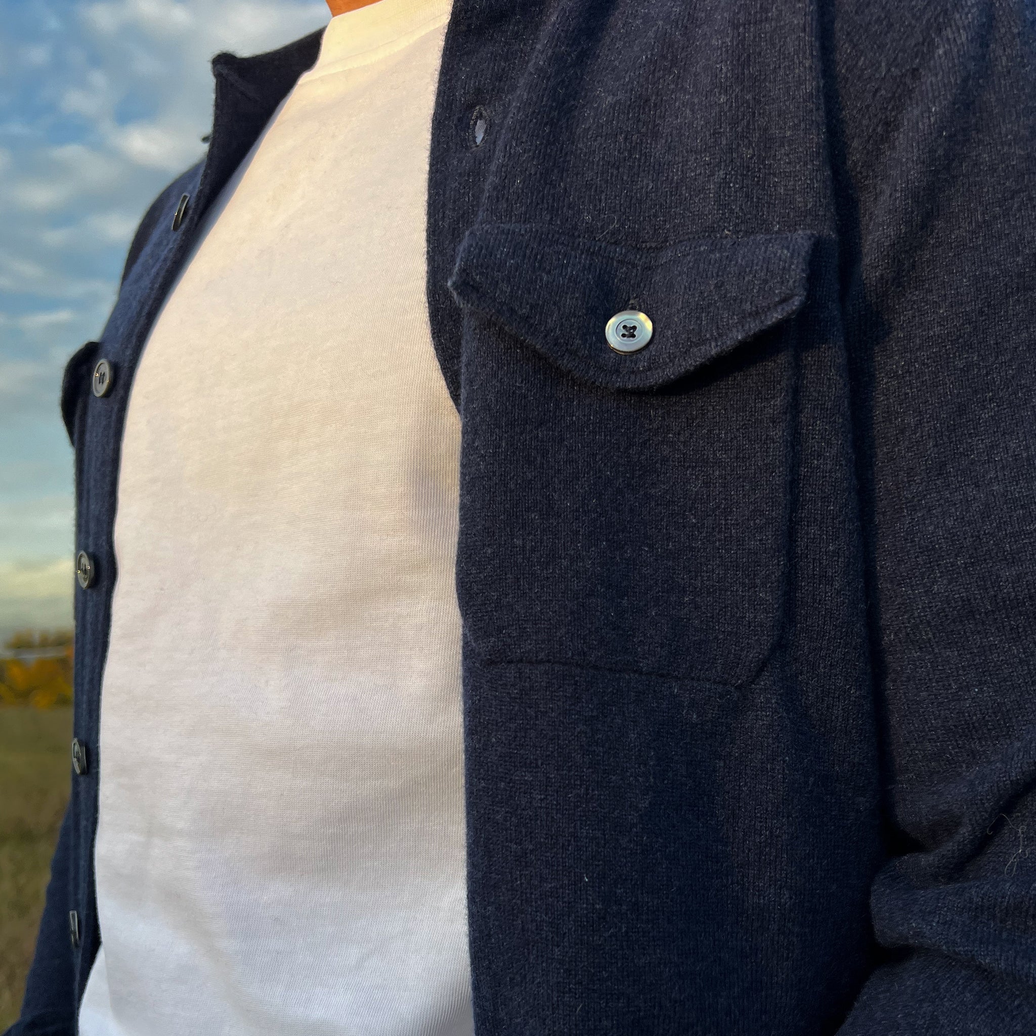 Camicia 100% cashmere blu mélange unisex indossata 2  - valensia