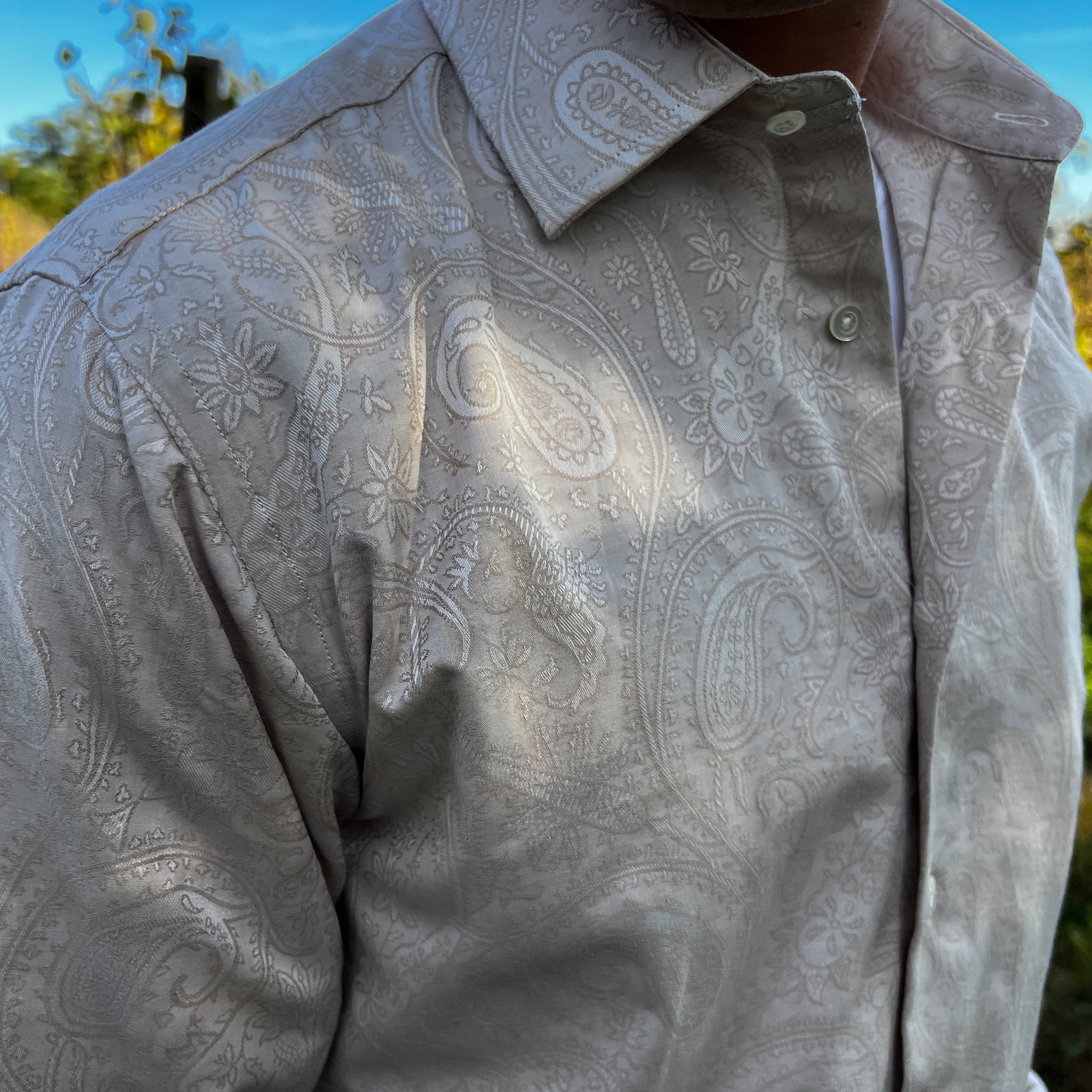 Camicia in jacquard giapponese beige cotone indossata 2- valensia