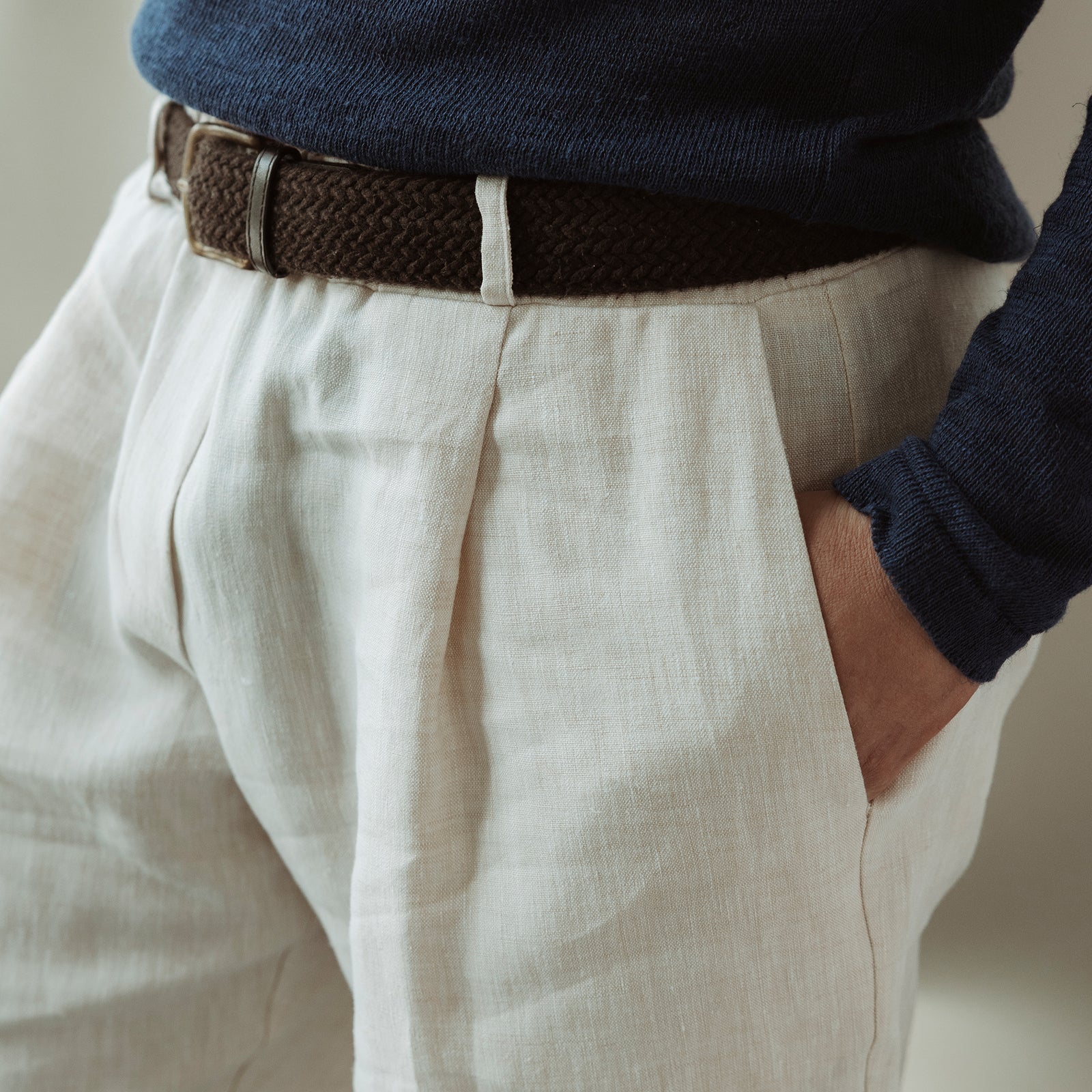 Primo piano su vita pantalino indossato