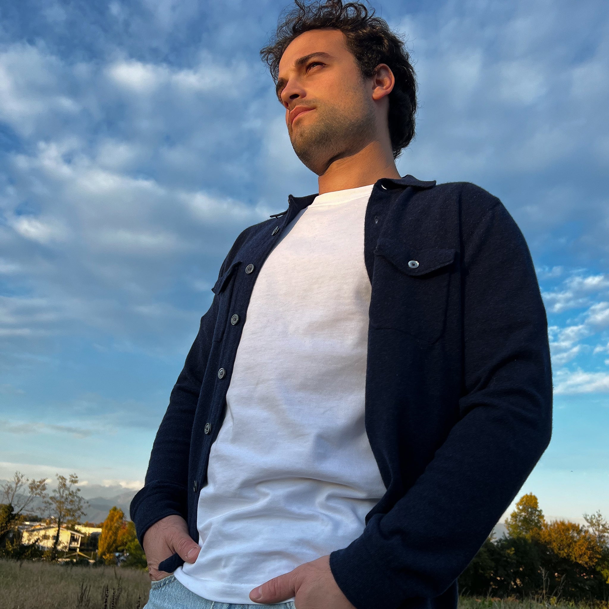 Camicia cashmere blu indossata da modello in posa in primo piano - VALENSIA