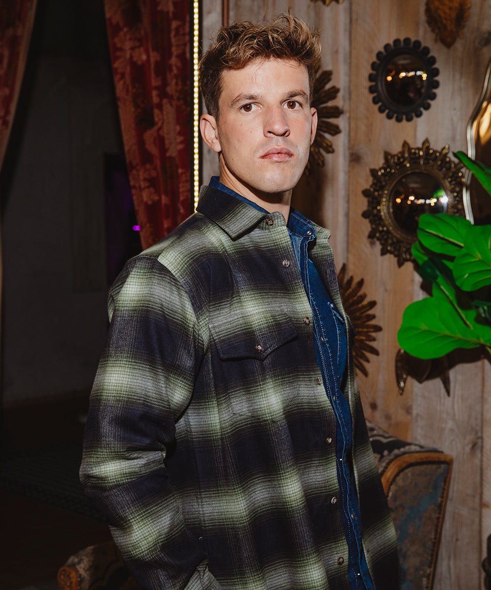 Camicia flanella quadri sfocati indossata da modello  - Valensia