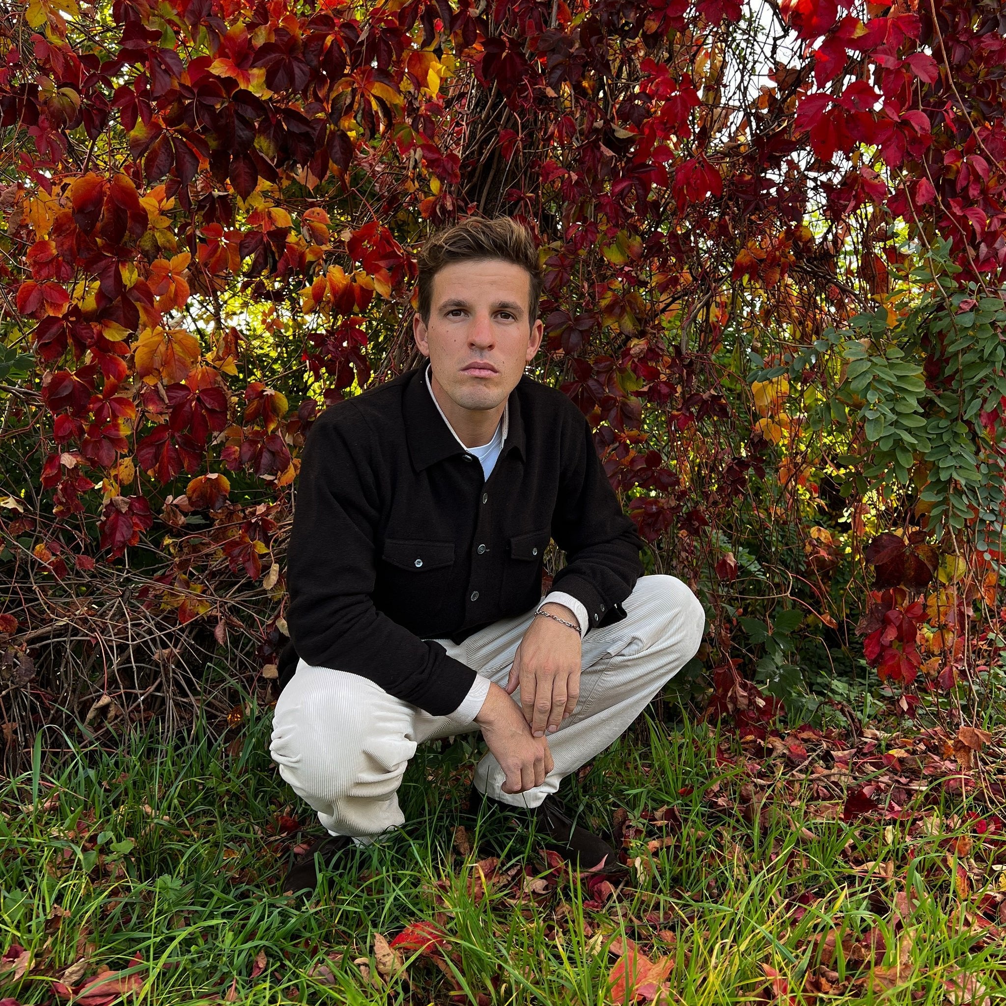 Camicia misto cashmere marrone indossata da modello in posa accovacciato - VALENSIA