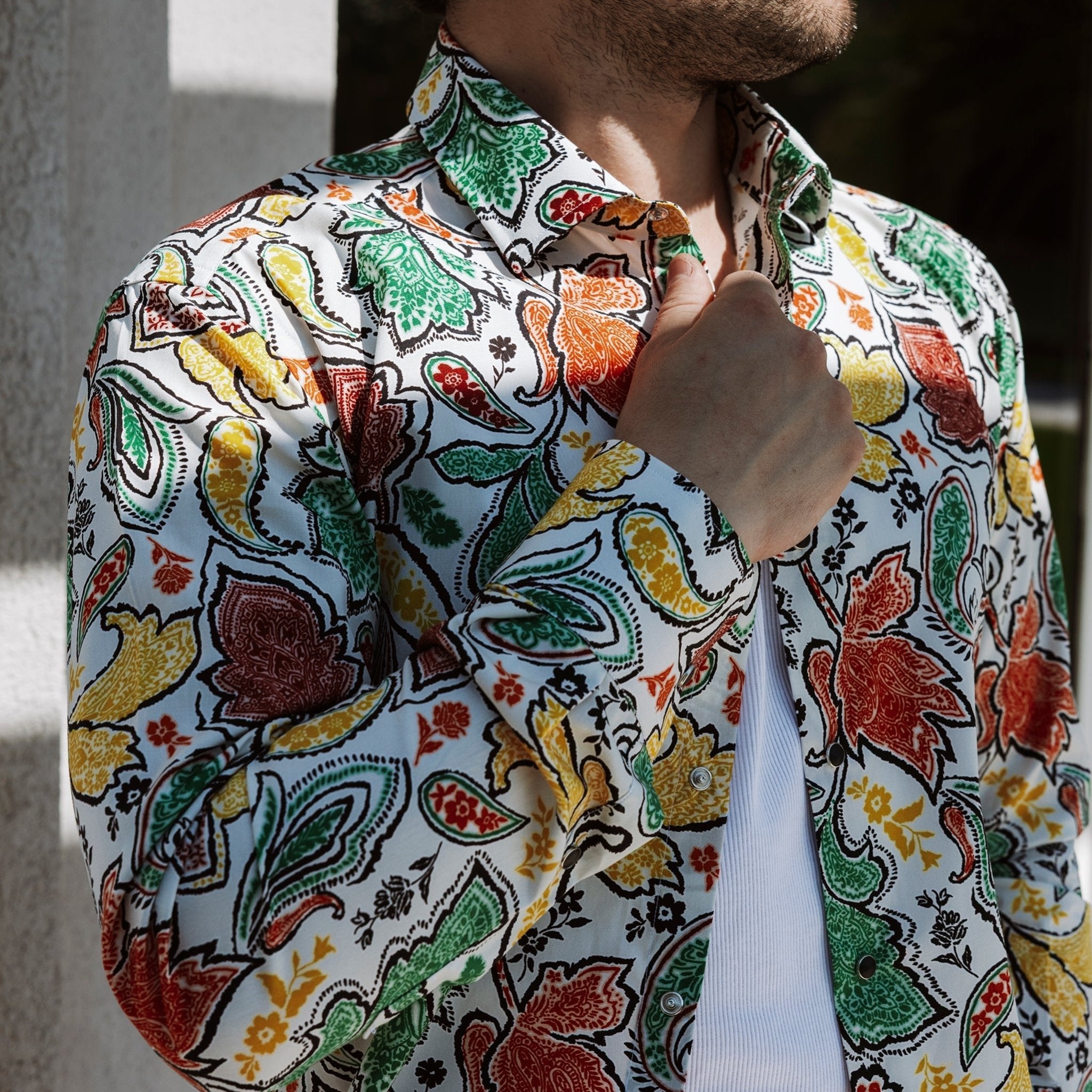 Camicia paisley con bottoni automatici indossata da modello in primo piano che mostra il collo e il polso - Valensia