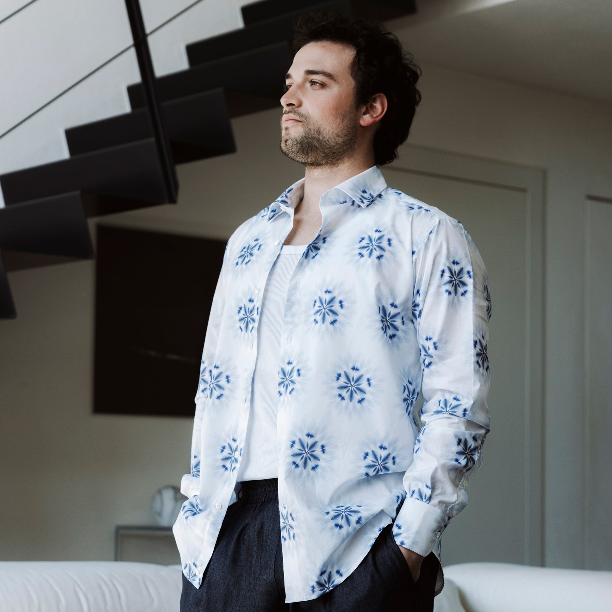 Camicia tie dye indossata da modello con canottiera bianca e pantalino blu - Valensia