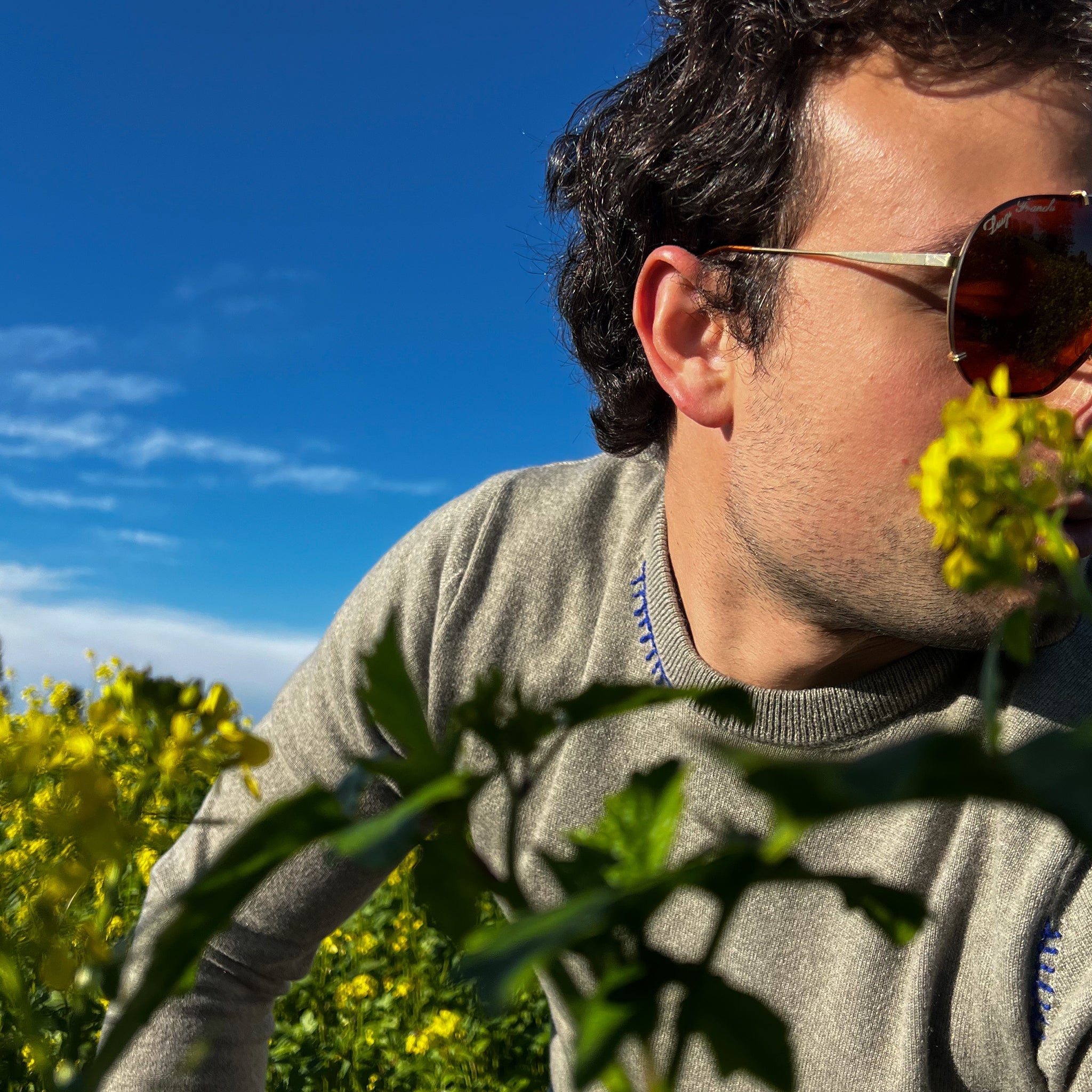 Maglione girocollo verde salvia cashmere primo piano ricamo indossato VALENSIA